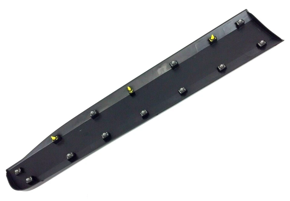 Chevrolet Traverse 2018-2020 pasajero delantero inferior moldura de puerta negra OEM Foto 4 de 4