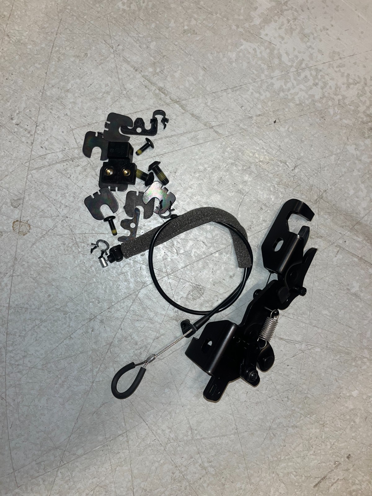 Genuine Lamborghini 4T7898022 | KIT LID LATCH RH WITH FIXING