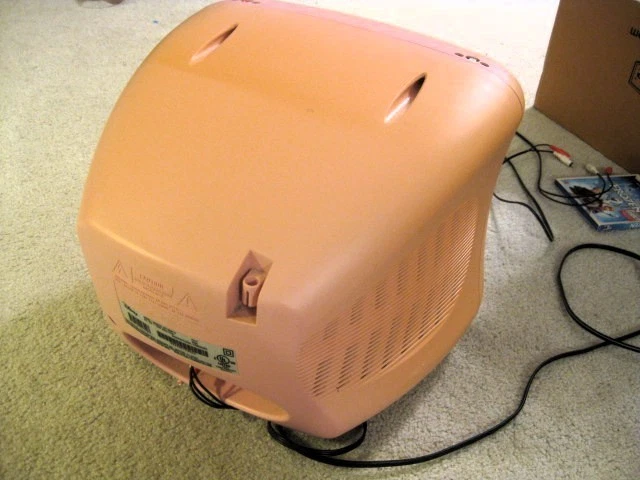 DISNEY PRINCESS TV 13 INCH SCREEN WITH REMOTE AND ORIGINAL BOX (2006) - Image 4 of 4