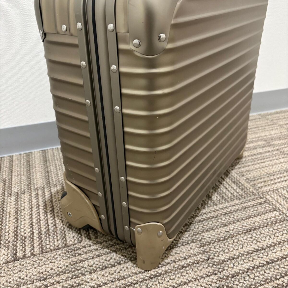 RIMOWA Topas Titanium Gold 28L 920.40.03.2-3 2-wheels RIMOWA Topas Titanium Gold 28L 920.40.03.2-3 2-wheels