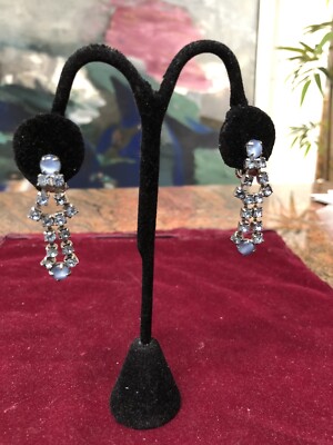ART DECO 1940 s GLAMOUR DROP DANGLE EARRINGS ICE BLUE RHINESTONE FAUX STAR SAPPH