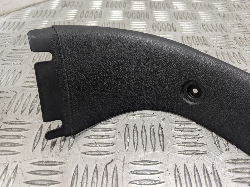 Bmw 118i Se E81 2010 Boot Lid Top Side Trim (passengers Side) 7074687 — 第 2/4 张图片