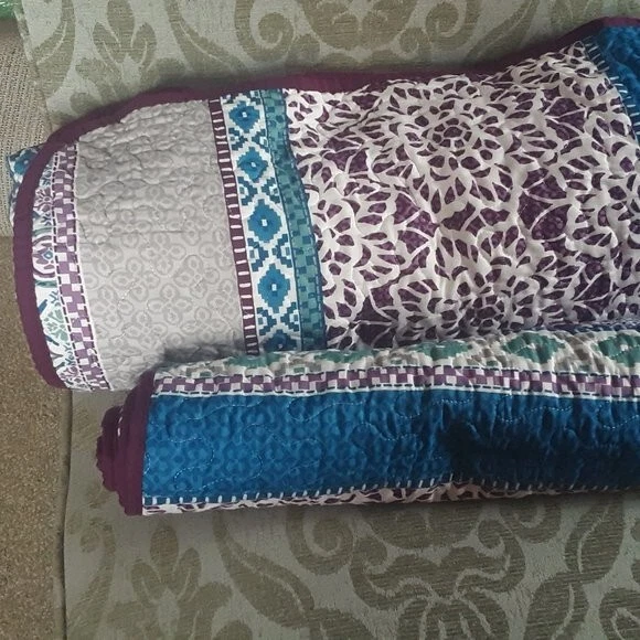 INTELLIGENT DESIGN Multicolor Queen Size Quilt Set in Excellent Condition - Image 3 of 4