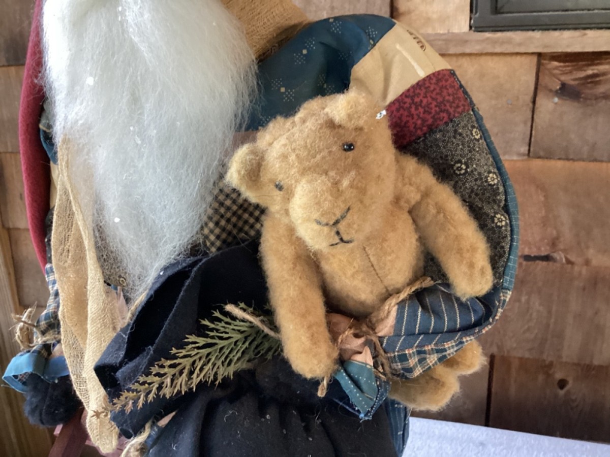 Arnett's Country Store Santa Holding Teddy Bear/Black Bag/Red