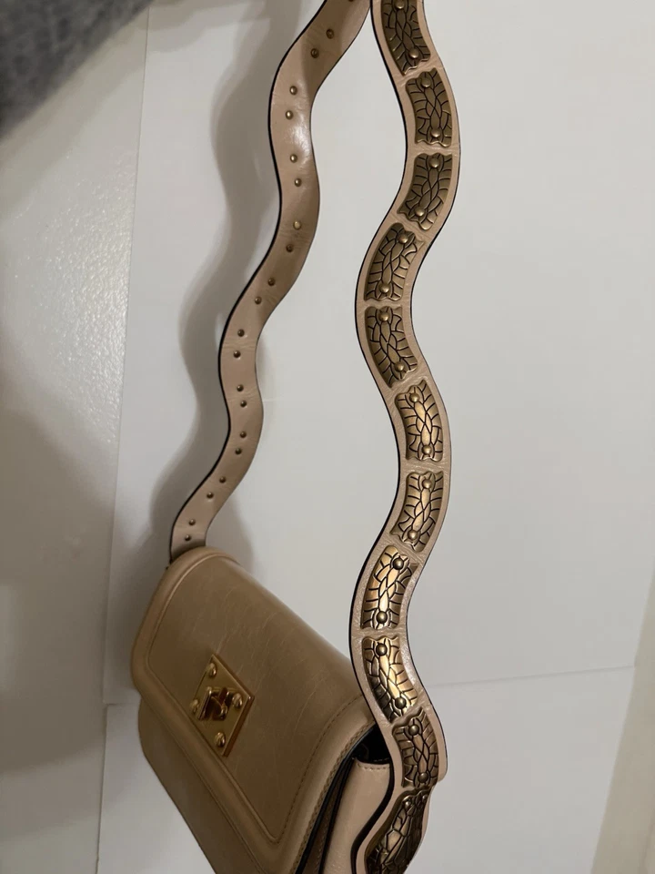 BOLSO DE HOMBRO ROJO VALENTINO SIN CUERO EMBELLECIDO NUEVO CON ETIQUETAS $960 Foto 3 de 4