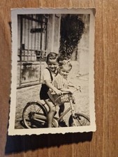 20869. Fotografia bambini in bicicletta foto Pezzoli Vigevano 9x6