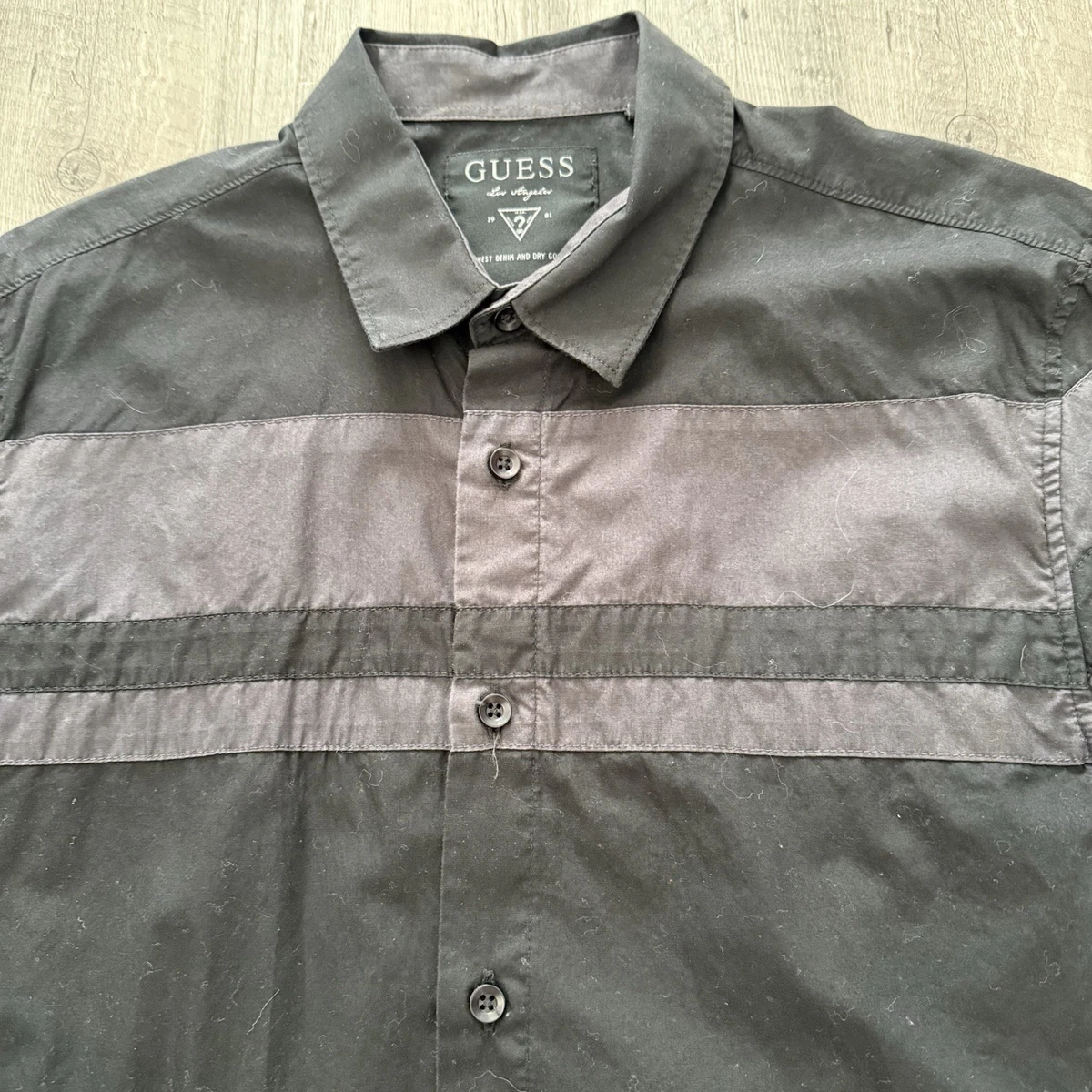 Camisa GUESS Para Hombre Mediana Negra con Rayas Grises Abotonada Ligera Manga Larga