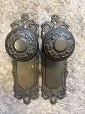 Antiguo juego de placas y perillas de puerta de latón a juego ornamentadas vintage perilla trasera L4
