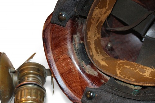 Antico casco industriale MSA Skullgard minatori ottone carburo lampada tappo minerario USA - Foto 12 di 13
