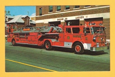 Feuerwehrauto Postkarte ~ Boston FD, Masse - Motor 11 - 1976 Seagrave Aerial Ladder