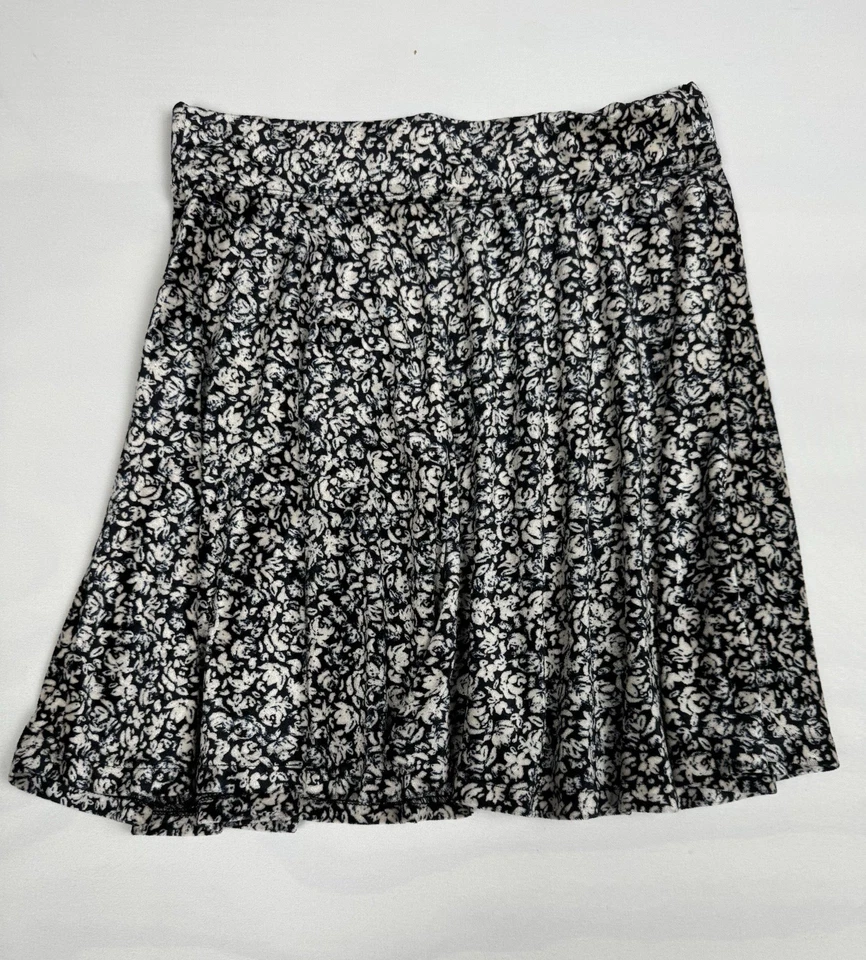 Falda Hollister Terciopelo Aplastado Patinador Ditsy Floral Para Mujer Mediana Negra y Beige Foto 2 de 4