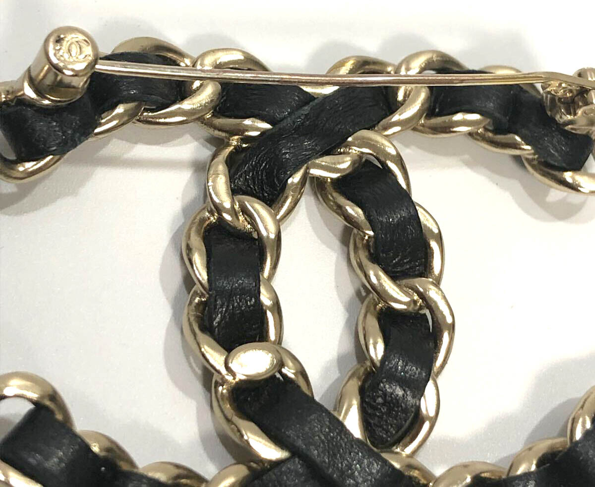 CHANEL CC Logo Black Leather Brooch Gold Tone B22V Pin Auth CHANEL CC Logo Black Leather Brooch Gold Tone B22V Pin Auth