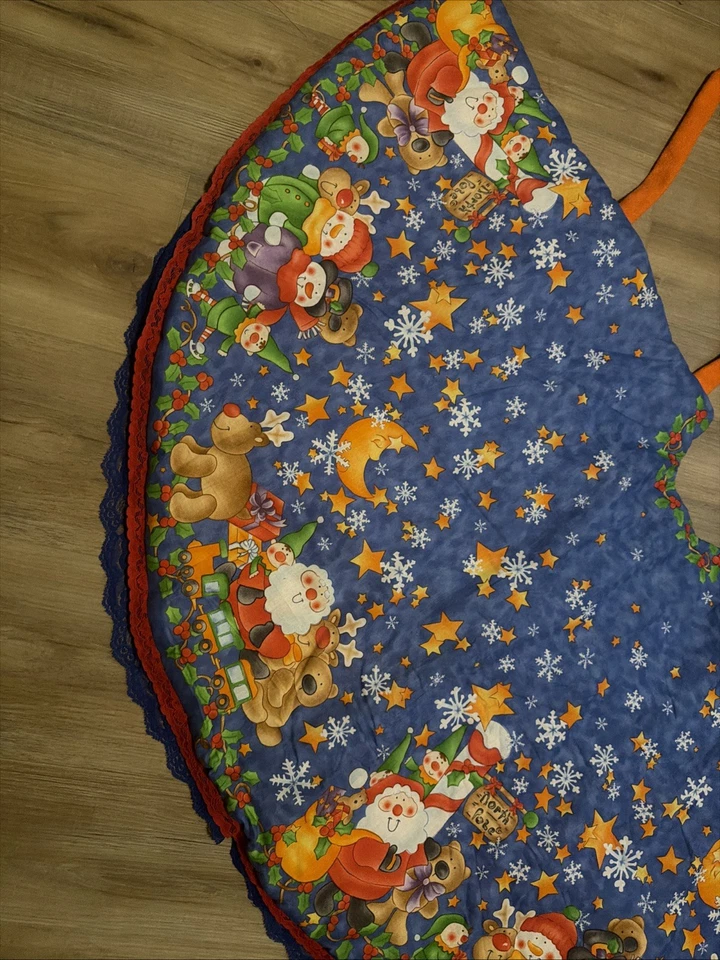 Falda de árbol de Navidad vintage hecha a mano de Santa en el Polo Norte, borde de encaje con volantes Foto 4 de 4