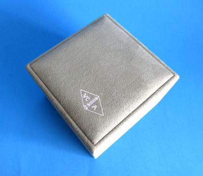 Van Cleef & Arpels Green Suede ring box 3.5 x 3.5 x 2.5