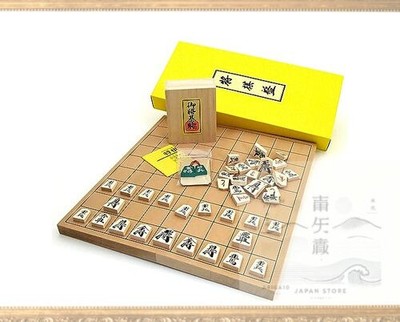 The most popular wooden shogi set with two original Igo Lab P-made netsuke