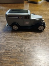 Ertl 1932 Ford Panel Delivery Van Bank 1:25 Scale