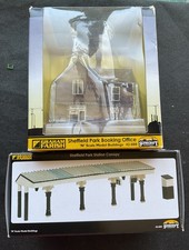 Graham Farish N Scale Sheffield Park Booking Office 42-088 & Canopy 42-089 Set