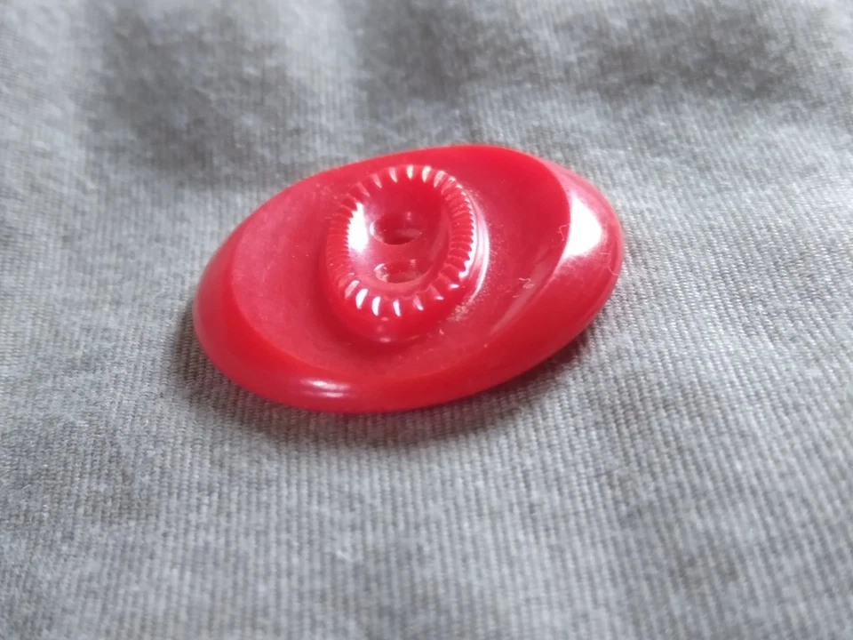 Vintage Ornate Red Plastic Button. - Image 4 of 4