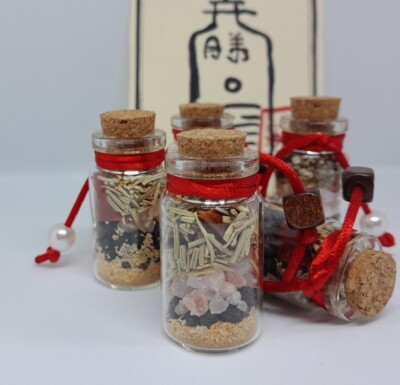 Feng Shui Amulett Glas - Kräuter, Gewürze & Mineralstoffe für Schutz, Glück & Gesundheit