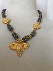 Collier ethnique 16 perles pâte de verre et pièces métalliques dorées en TBE.
