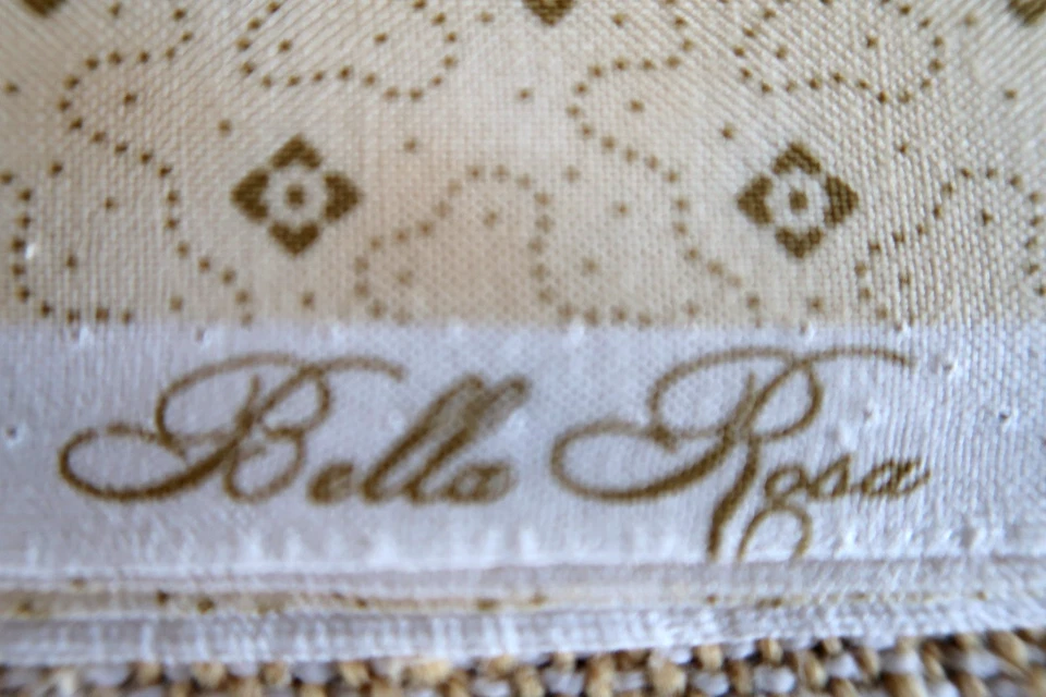 Parche Bella Rosa de Debbie Beaves of the Violet RJR 2007 algodón 44" x 114" Foto 3 de 4