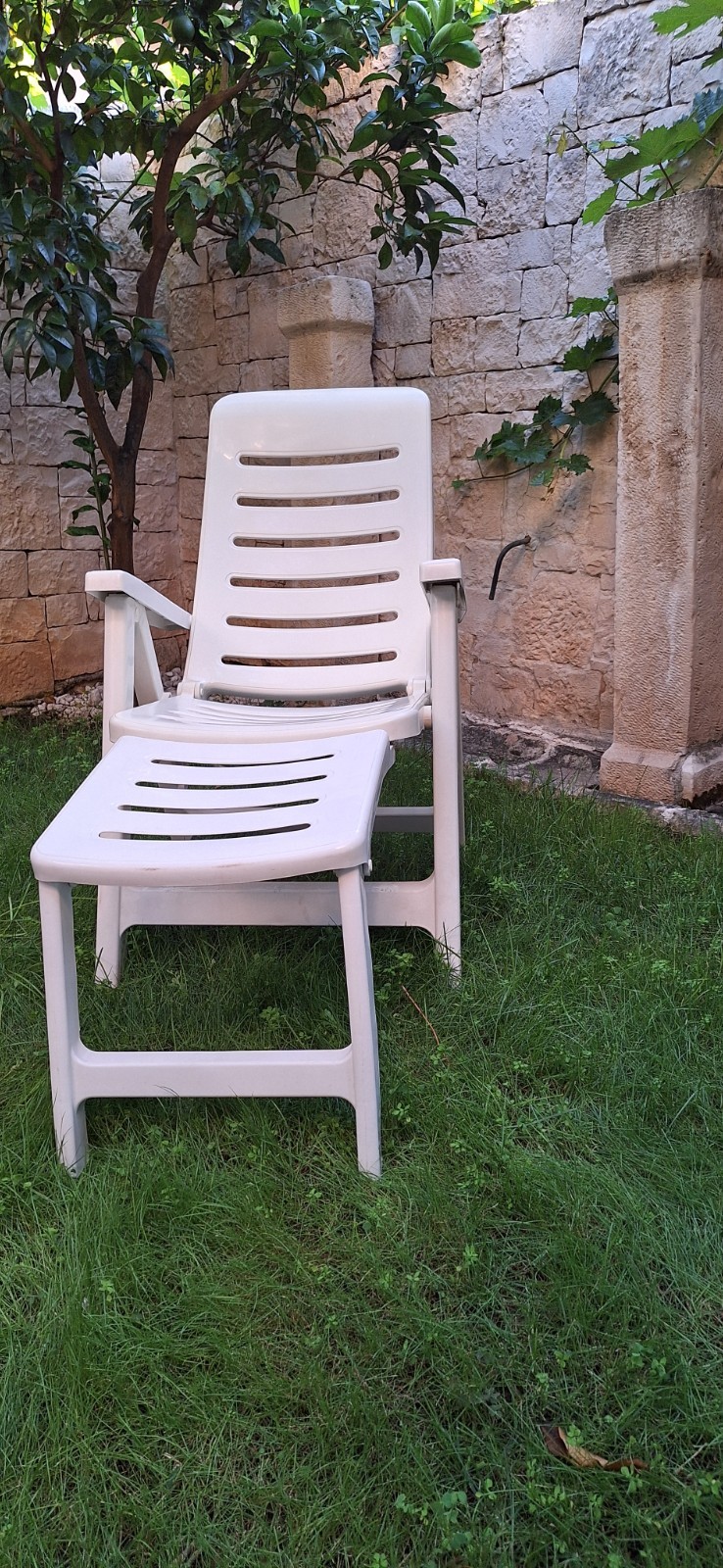 SEDIA A SDRAIO PIEGHEVOLE IN RESINA BIANCO CON PROLUNGA, ESTERNO, GIARDINO