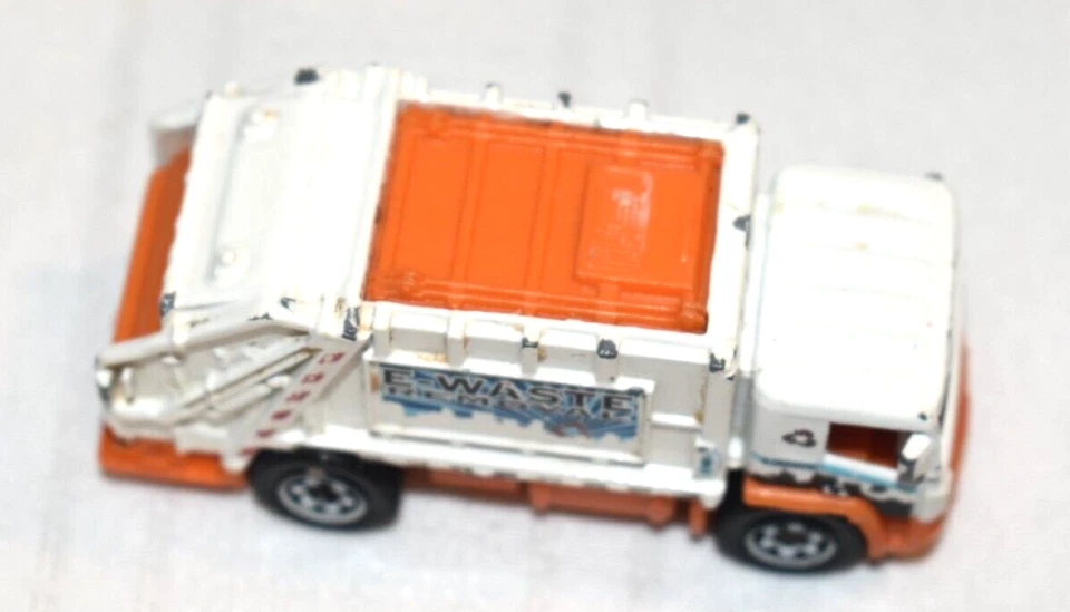 Matchbox 2007 White Garbage Truck 2008 Made in Thailand MB742 - Image 3 of 4