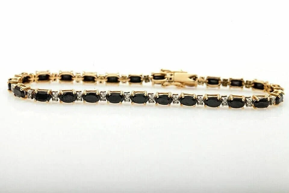 Brazalete de tenis para mujer de ónix negro creado en laboratorio de corte ovalado enchapado en oro amarillo de 14 k Foto 3 de 4