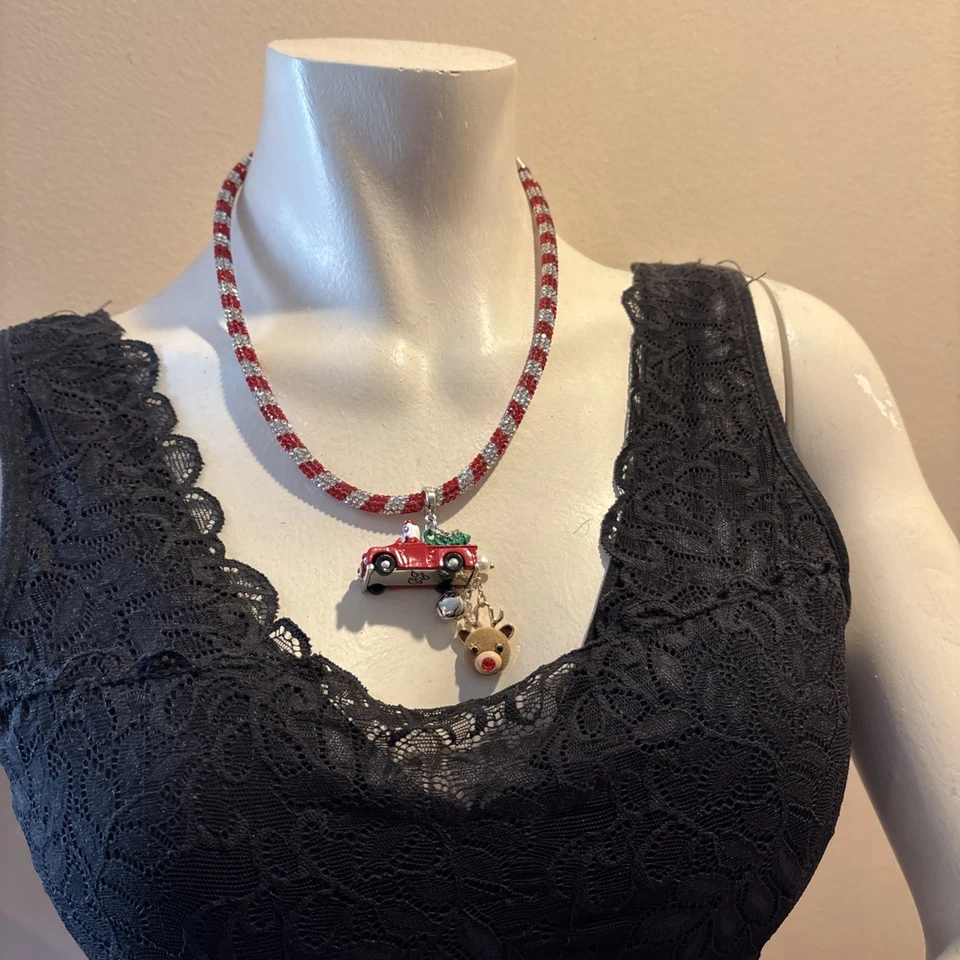 NUEVO BETSEY JOHNSON Camión de Vacaciones Colgante Collar y Adorno Rojo/Plateado Trenza Foto 3 de 4