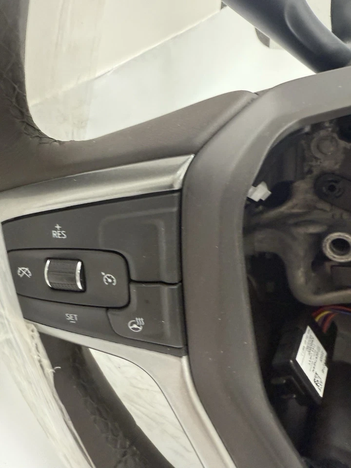 Volante Off 2022 Silverado 2500 HC de cuero marrón/plateado de fábrica OEM usado Foto 3 de 4