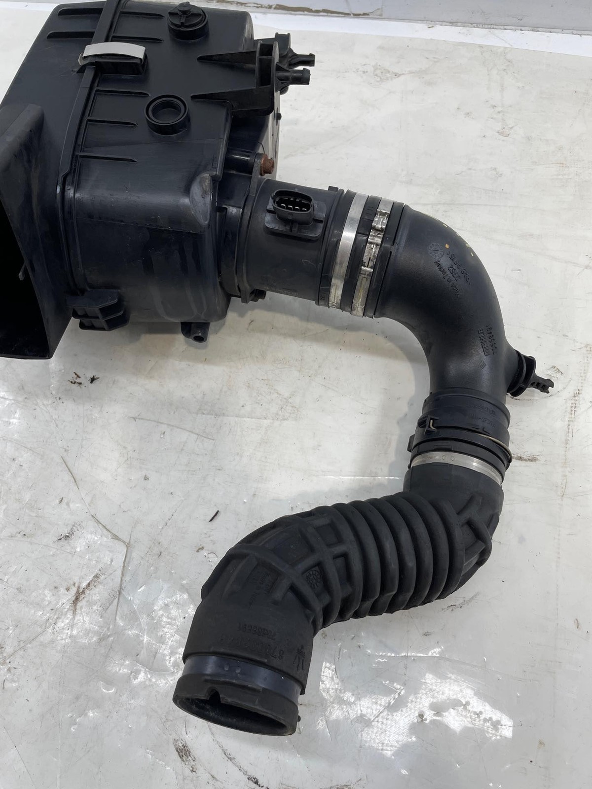 2014-2017 Maserati Quattroporte Left 3.0L Air Intake Filter W/ MAF Sensor LH OEM