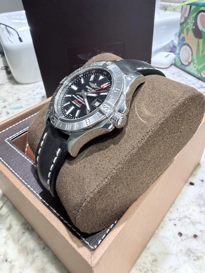 Breitling Avenger II GMT A32390 43mm Black Dial Watch on leather strap - Image 3 of 4