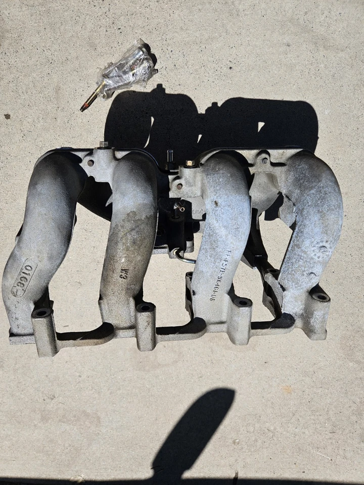 Colector de admisión 4-153 2,5 L superior e inferior para 98-01 Ranger Mazda B2500 OEM Foto 2 de 4