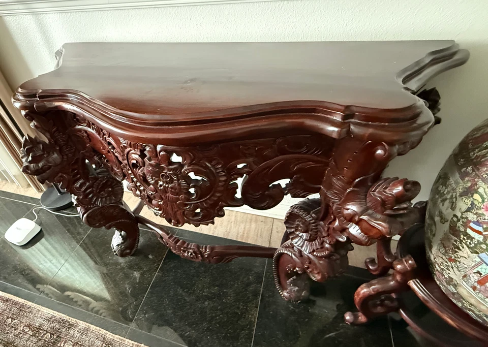Mesa consola caoba altamente tallada - diseño floral y de desplazamiento ornamentado Foto 2 de 3