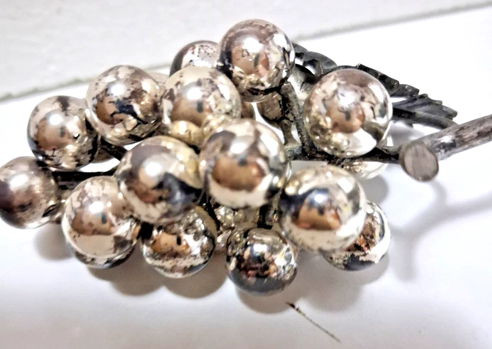 1 Grappolo d'uva In Argento 800 fatta a mano Vintage Italia. - Immagine 3 di 4