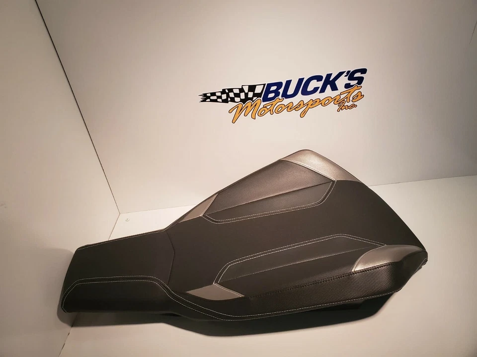 Polaris seat black/silver 2688306-VNA Dealer take off - Image 2 of 3