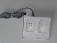 Rocketfish Wii Charge Station for 2 batteries RF-GW11012