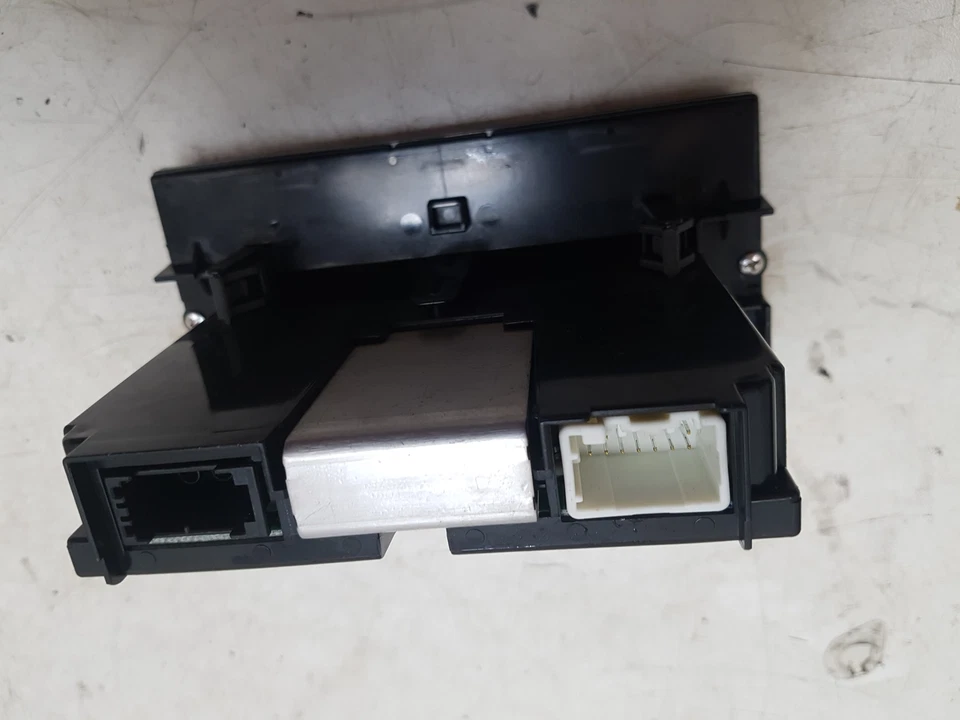 UNIDAD PANTALLA RADIO DIGITAL VOLVO V50 2004-2007 30797719 LEER DETALLE Foto 3 de 4