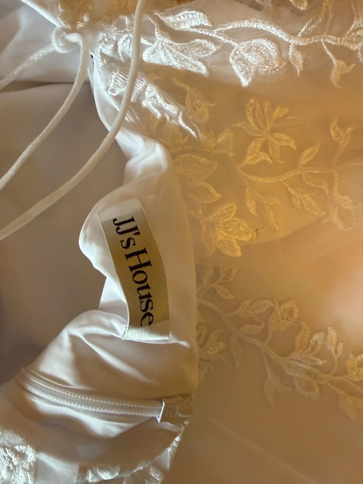 JJ’s House White Lace Dress – Never Worn – Corset Back, Bridal or Formal  - Image 4 of 4
