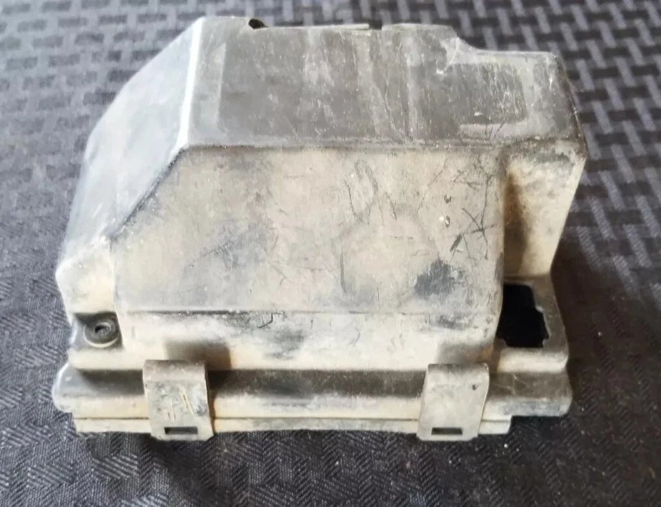 Cubierta del panel de fusibles Kawasaki GPZ750 1984 ♻️ Foto 3 de 4