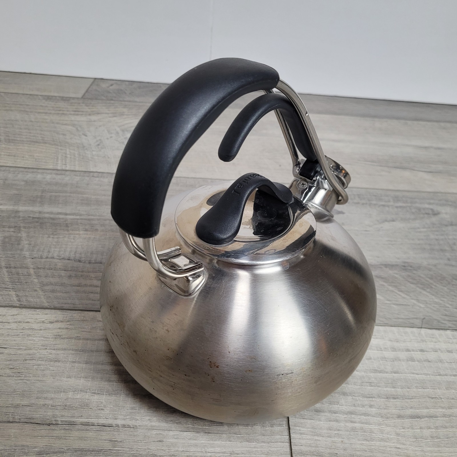 Chantal SL37-LOOP BRS Whistling Tea Kettle 1.8 Qt Brushed 18/10 Stainless Steel