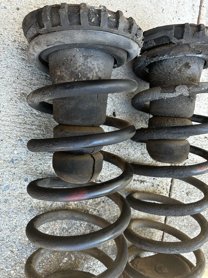 1989 Classic Saab 900 conjunto de mola helicoidal frontal conversível com montagem superior de borracha - Imagem 3 de 4