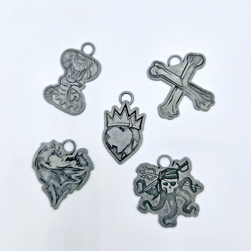 Disney Descendants Charms 5 Metal Pirates Rule Chillin Like A Villain Rebel - Picture 2 of 4