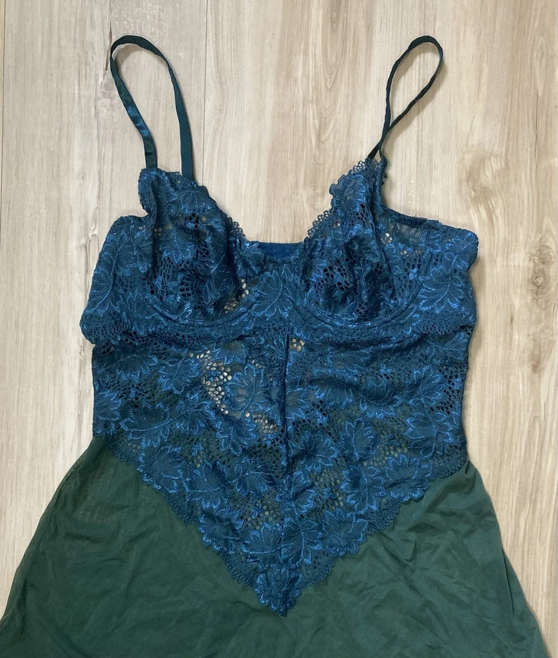 Lencería y tanga para mujer Oh La Cheri Chemise copa de encaje suave verde satinado - talla M Foto 2 de 4