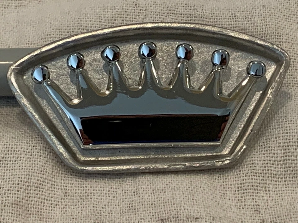 Cadillac Fleetwood 1958 60 emblemas especiales de respaldo de asiento coronas medallones insertos Foto 2 de 4