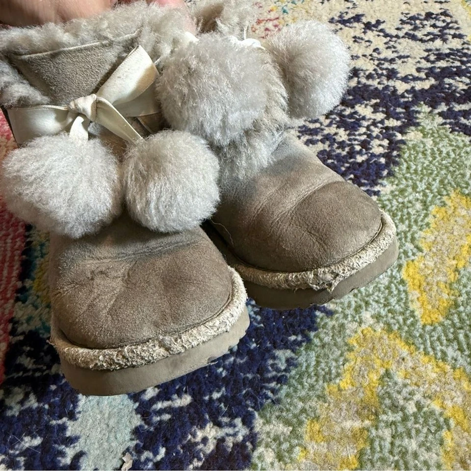 Ugg Acogedoras Botas de Gamuza Gris con Borde de Piel Niño 9 Foto 3 de 4
