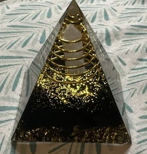 orgonite pyramid black quartz Gold 