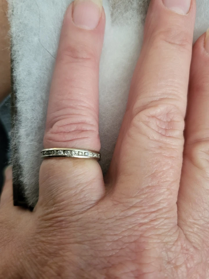 Oro blanco de 10 quilates con diamantes y tamaño es de 6 Foto 2 de 4