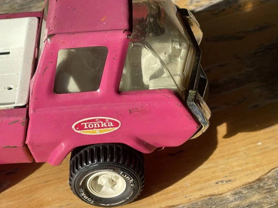 Camioneta pickup Tonka de metal rosa de acero prensado años 70 de colección hecha en EE. UU. 8,5 pulgadas Foto 3 de 4