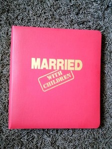 Eine schrecklich nette Familie – US Promotion / Marketing Mappe -  Katey Sagall 